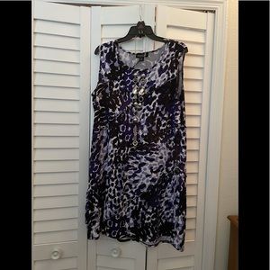 Women’s sleeveless dress, jewelry included